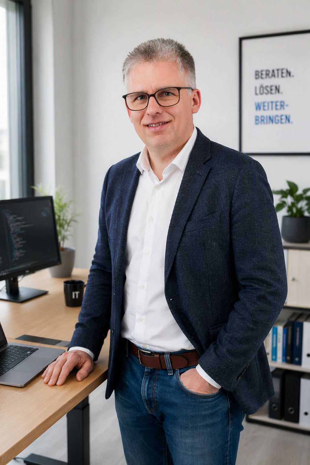 it-betreuung-kmu-loerrach-freiburg-sebastian-grosser IT-Dienstleister für kleine Unternehmen in Lörrach und Freiburg bei der Arbeit am Laptop im Büro